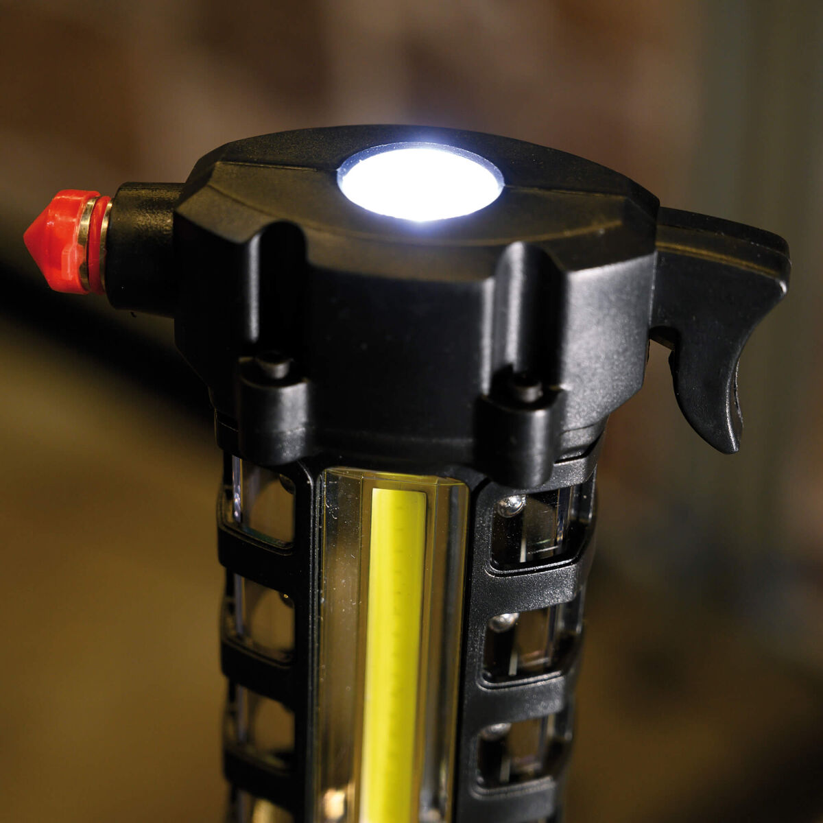 LED-Taschenlampe mit Nothammer und Gurtmesser 180 lm & 30 lm