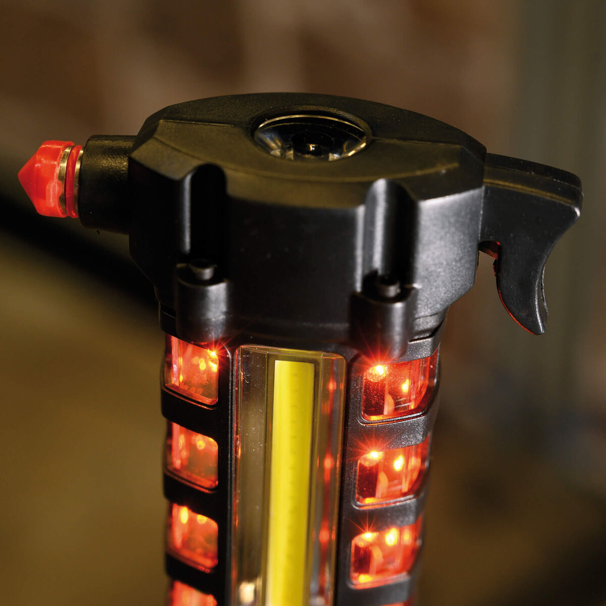 LED-Taschenlampe mit Nothammer und Gurtmesser 180 lm & 30 lm